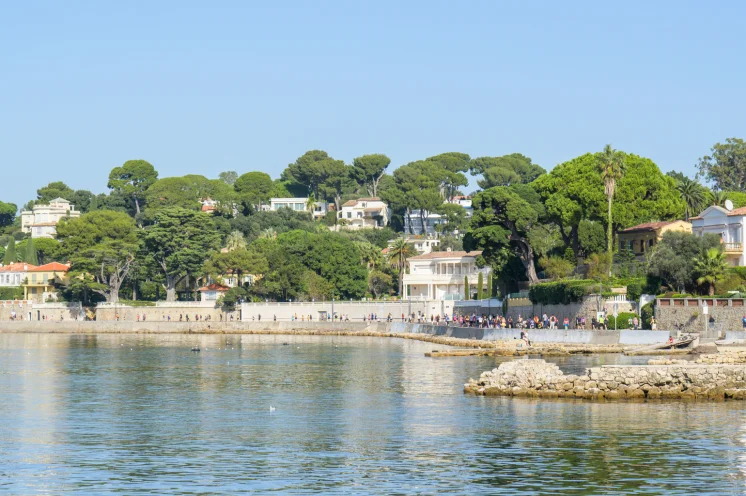 Vom Start weg verläuft der Kurs an der französichen Riviera entlang...