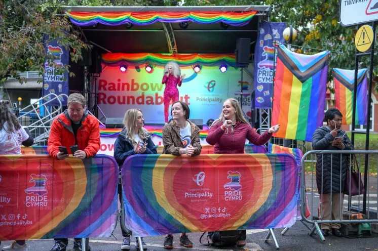 Der Lauf ist bunt und die Stimung an der Strecke super