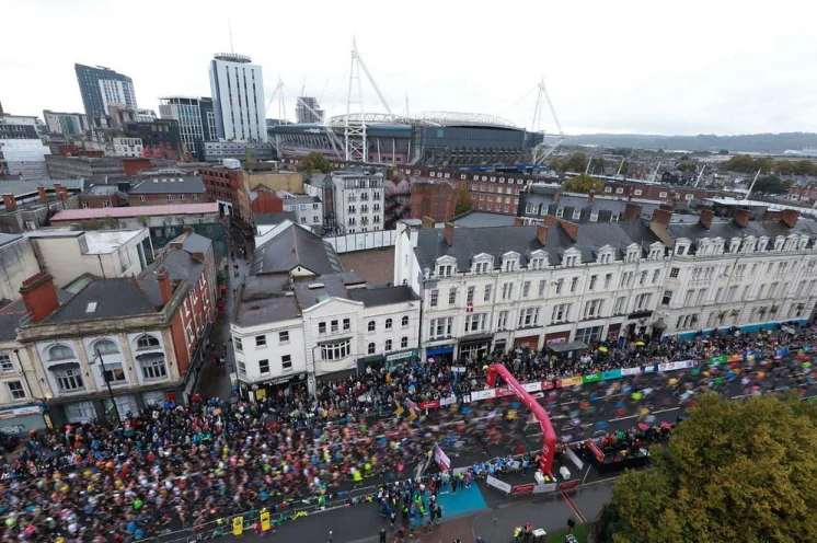 Die Strecke führt direkt durch das lebendige Stadtzentrum