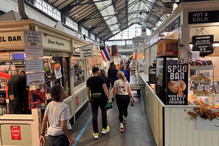 Der schicke Cardiff Market ist einen Besuch wert