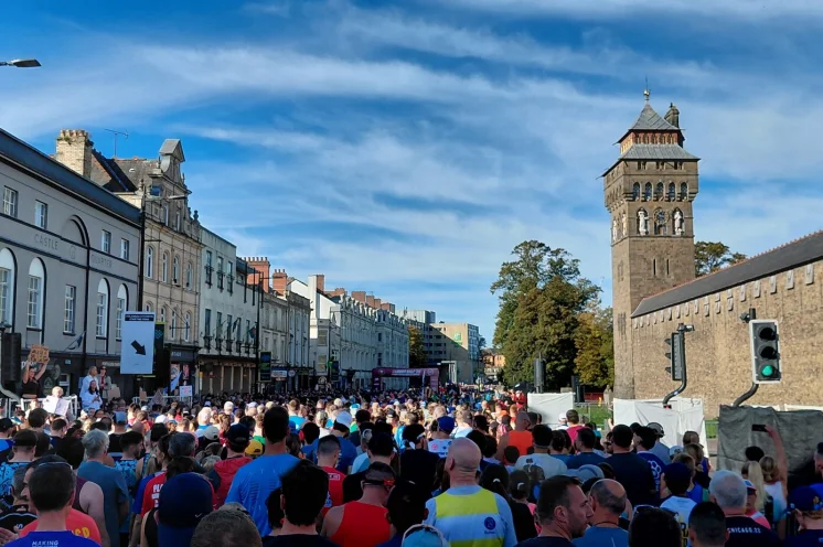 Der Start ist direkt vorm Cardiff Castle