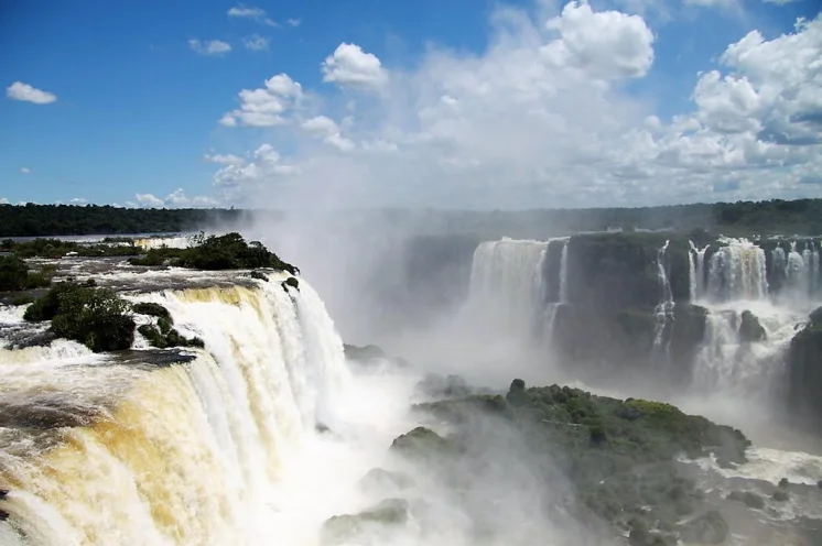 Blick  von der brasilianischen Seite auf die mächtigen Iguazú-Wasserfälle