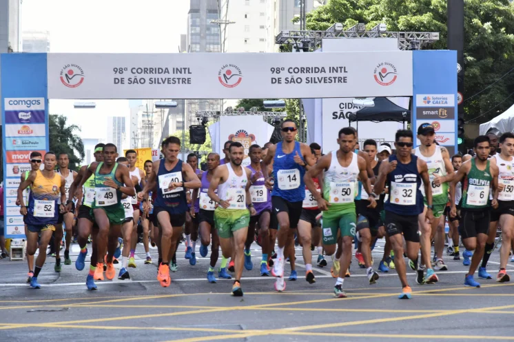 Die Elite eröffnet alljährlich den Silvesterlauf auf der Avenida Paulista
