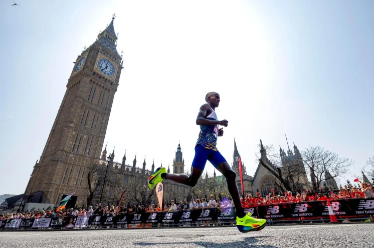 Elitesportler und  Hobbyläufer laufen zwischen tausenden Zuschauern durch die ehrwürdige Stadt