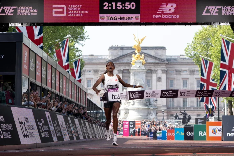 Bei den Frauen gewinnt Tigist Assefa den London Marathon 2025 in 02:15:50 h