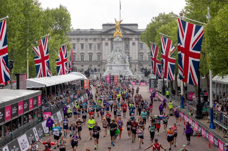 Nach 42 km erfolgt der Zieleinlauf vor dem Buckingham Palace