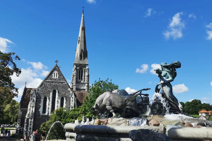 St. Alban Kirche mit Gefionspringbrunnen im Vordergrund