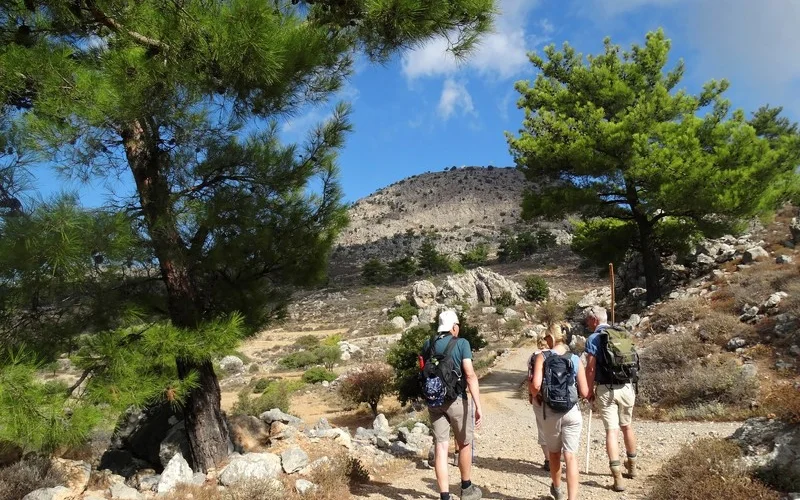 Wandern in einer erstaunlichen Felslandschaft zum Bergdorf Anatoli