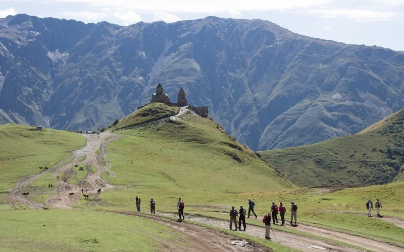 Fahrt nach Kasbegi, Wanderung zur Gergeti-Kirche