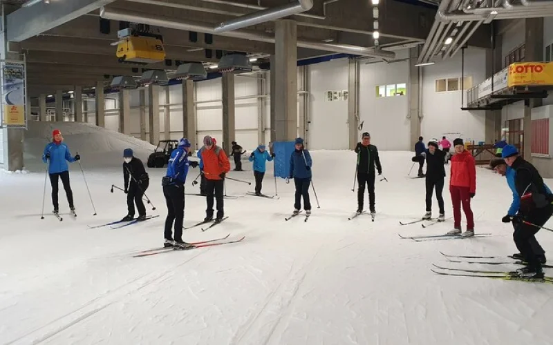 Individuelle Anreise, Skifahren in der Skihalle, Technik-Workshops