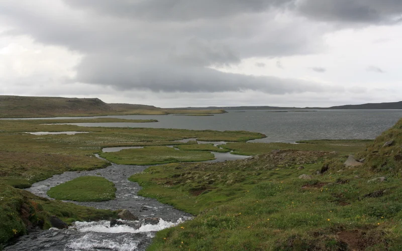 Über Moränenhügel und am See Arnarvatn vorbei.
