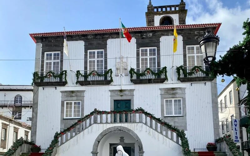 Stadttour in Ponta Delgada und Freizeit am Nachmittag, Silvester-Dinner am Abend