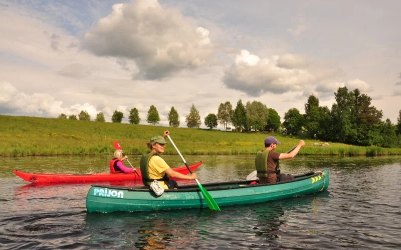 Paddeltour auf ruhigen Flussarmen mit Mittagspause am Lagerfeuer