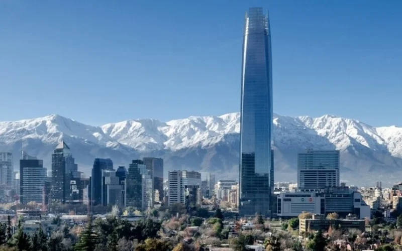 Flug nach Santiago mit Ankunft am nächsten Tag und Stadtrundgang