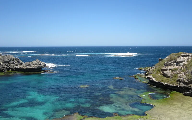 Radtour auf Rottnest Island: raue Küste, Kalksteinklippen und Salzseen