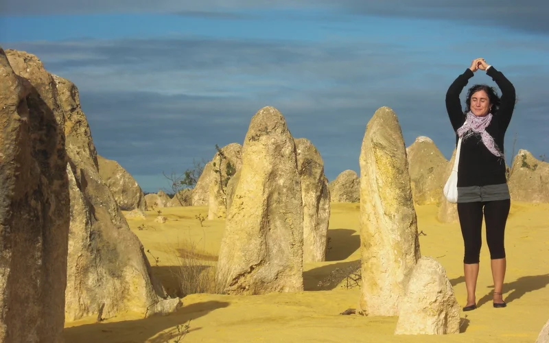 Meterhohe, schneeweiße Sanddünen und bizarre Kalksteinsäulen 