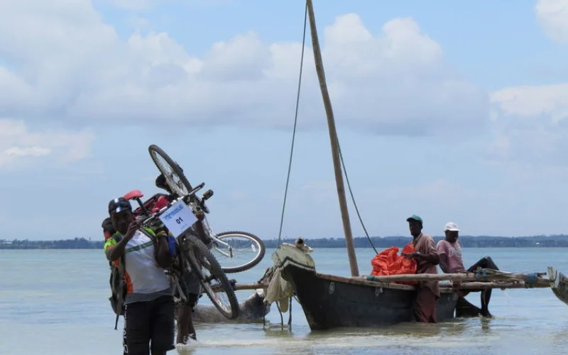 Bootsfahrt mit traditionellem Dhow und Radtour nach Jambiani
