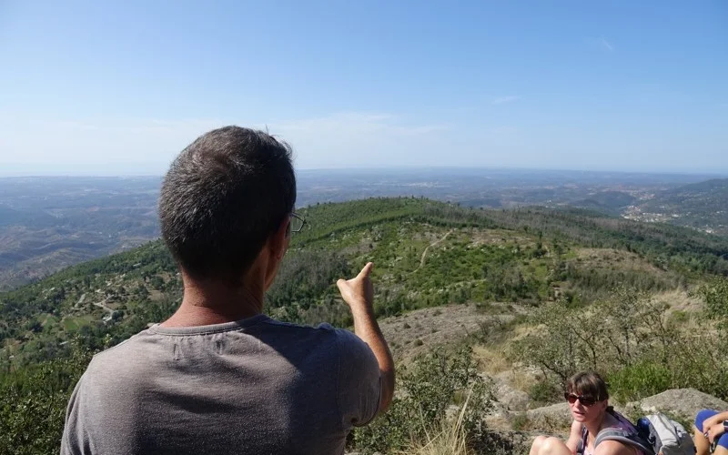 Wandern im Korkeichenwald mit Mittagspicknick beim Bergbauern
