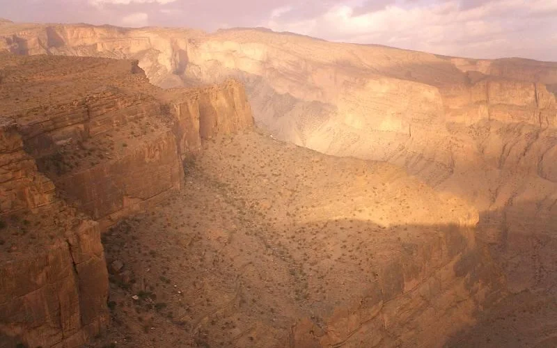 Trekking rund um den Jebel Shams mit Ausblick auf Omans Grand Canyon