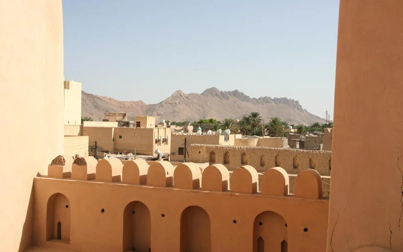 Besuch der alten Hauptstadt Nizwa und Fahrt in die Wüste 