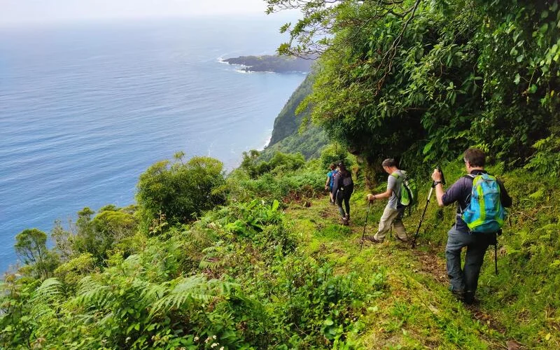 Wanderung  entlang der Steilküste zur Fajã de Além