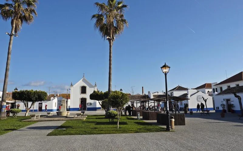Flug nach Lissabon und Transfer nach Porto Covo, Begrüßungsessen
