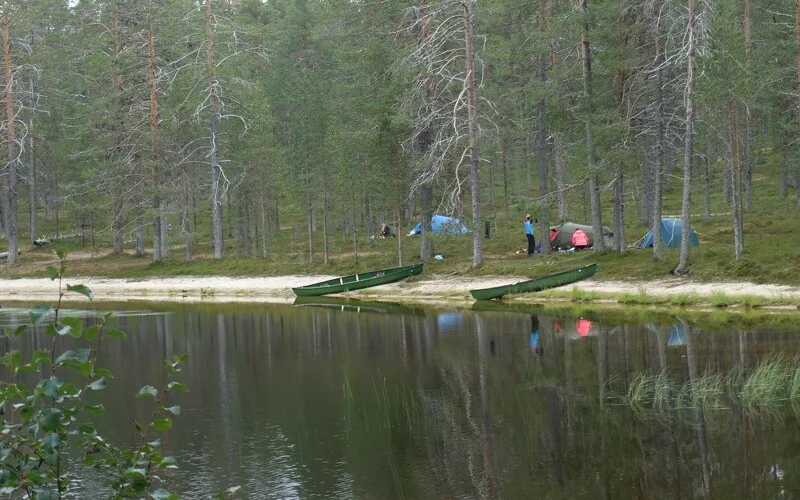 Über kleine Seen zurück zur Wildnishütte und Strandsauna am Abend