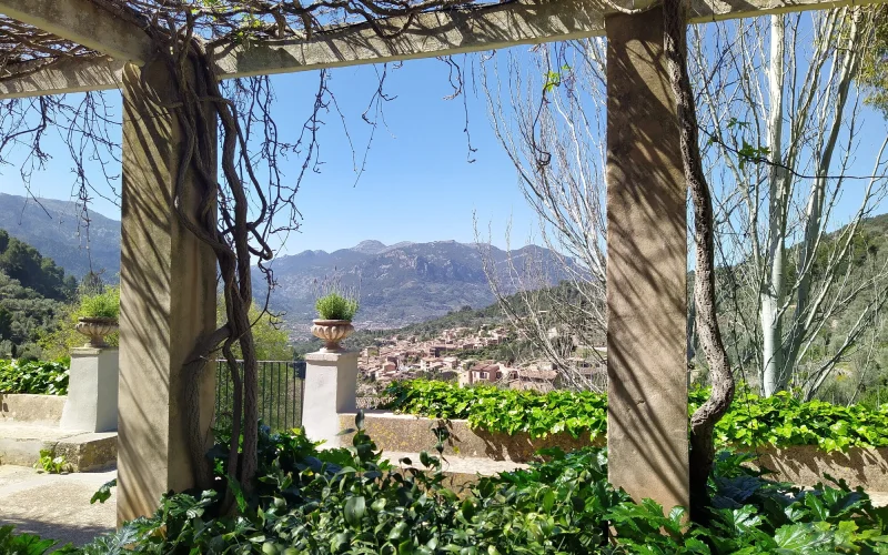 Wanderung im Orangental und mallorquinische Mahlzeit in einer Finca