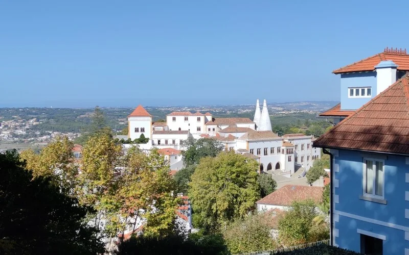 Flug nach Lissabon und Transfer nach Sintra, Begrüßungsessen