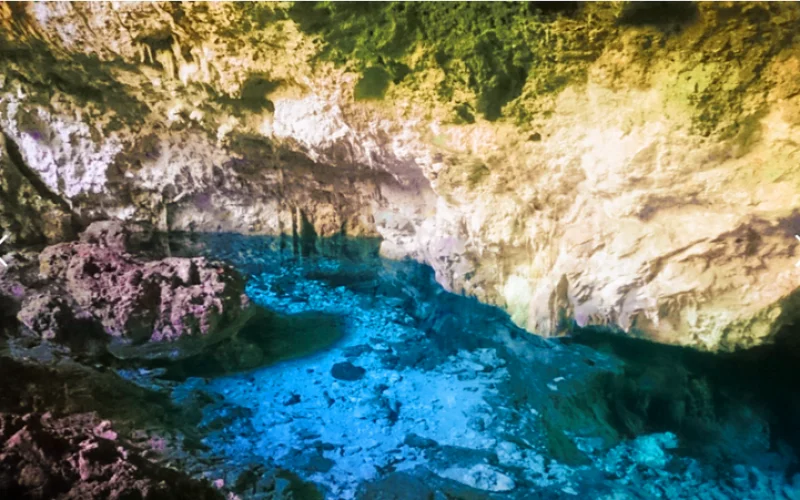 Wanderung zu der Kuza- und Swahili-Höhle mit Baden in den Innenpool