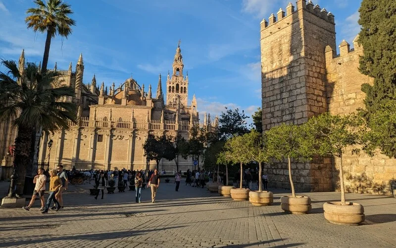 Ab heute: andalusisch! Sevilla-Spaziergang mit einem Glas Wein und Tapas. 