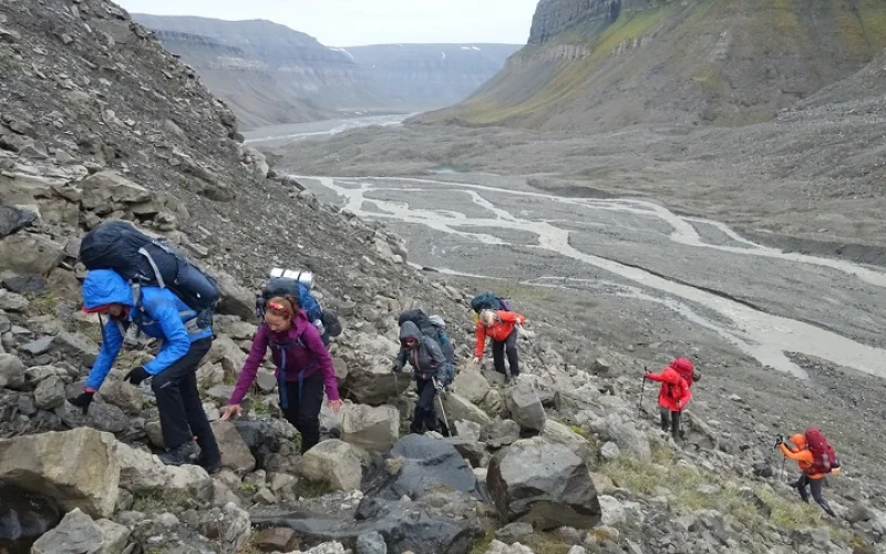 Bootsfahrt nach Dickson Land und Trekkingstart in Skansdalen-Tal