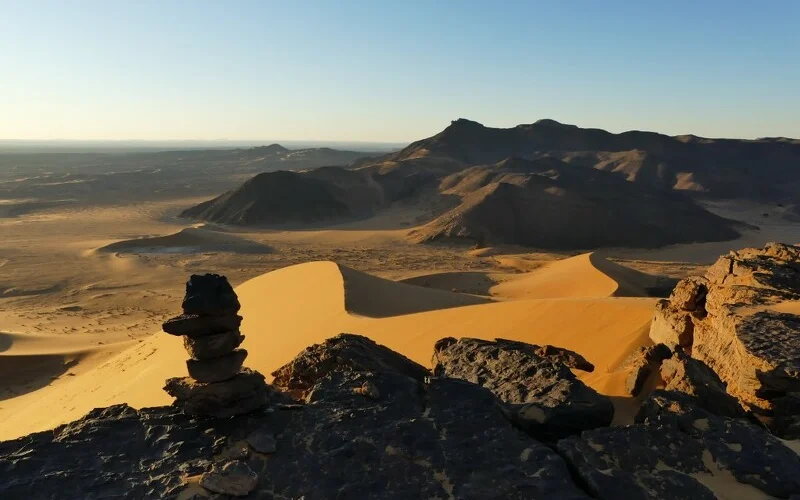 Entlang des Wadis In Djaren bis zu den Schwarzen Dünen