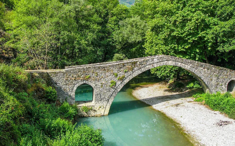 Wandern durch Dörfer und über Steinbogenbrücken