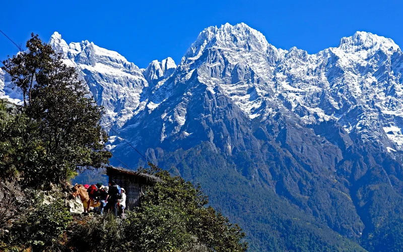 Wanderung durch die Tigersprungschlucht oberhalb des Yangtse-Stroms