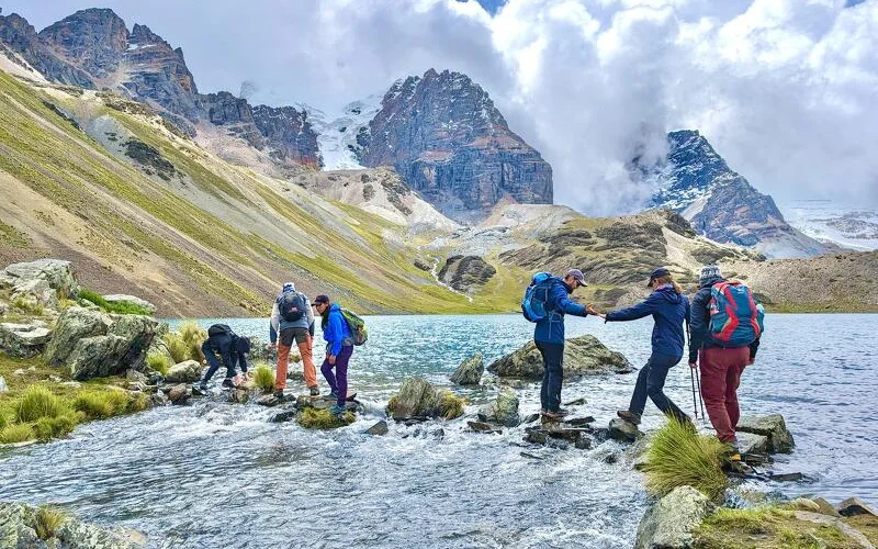Wanderung zum gipfelumrahmten Bergsee Chiar Khota im Herzen der Anden