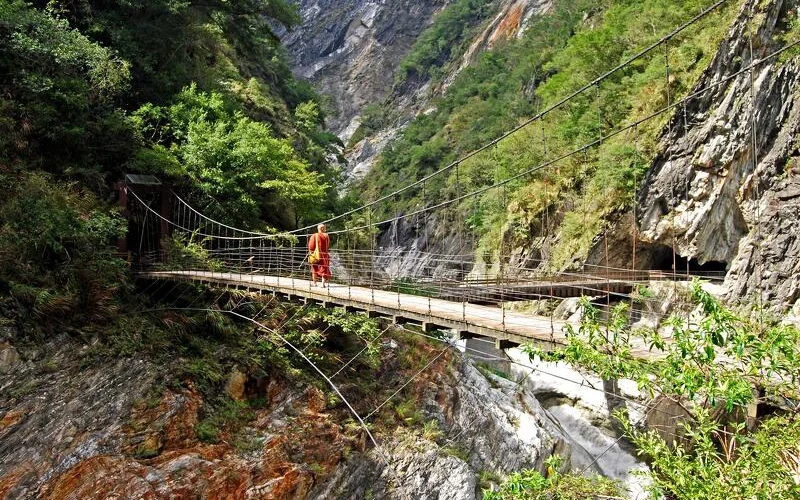 Zweiter Taroko-Wandertag über eine aussichtsreiche Hängebrücke