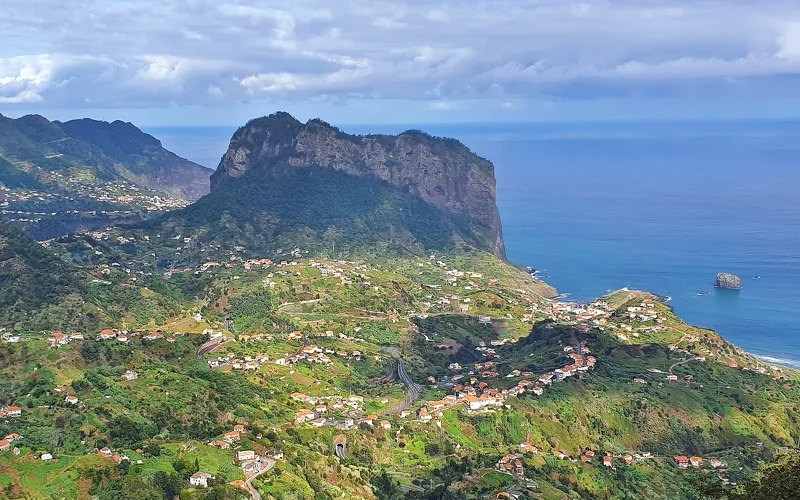 Zu Fuß entlang einer unbekannten Levada und über den Adlerfelsen