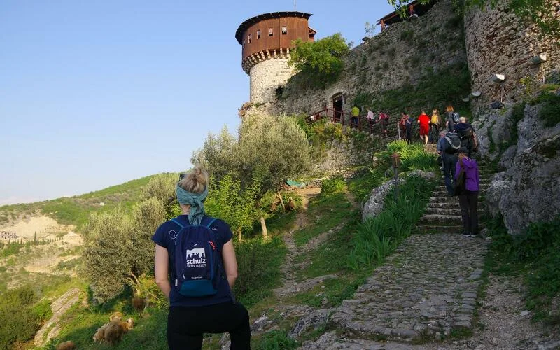 Anreise nach Tirana: die bunte Hauptstadt Albaniens entdecken