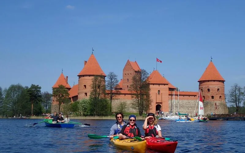 Fahrt nach Trakai mit Kajaktour auf dem See und Weiterfahrt nach Vilnius