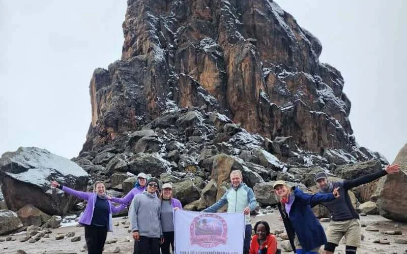 Vorbei an den Gletschern des eindrucksvollen Kibo zum Lava Tower