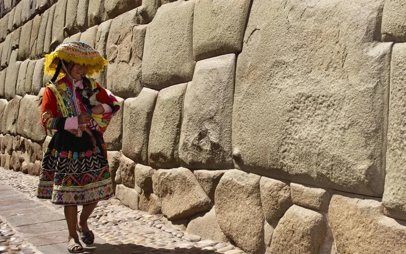 Flug über Lima nach Cusco und Stadtrundgang