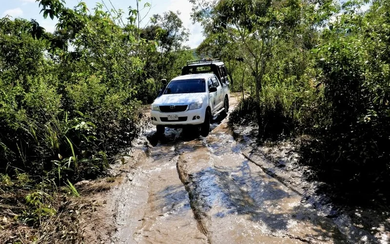 Abenteuerliche Fahrt durch dichten Regenwald bis nach Ecuador